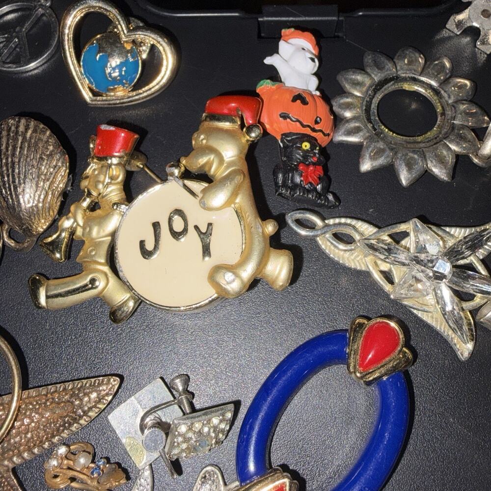 Vintage Costume Jewelry Lot 50+ Brooches Pins Pendants Charms Mixed Estate - Picture 5 of 8